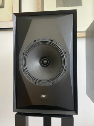 Altavoces MOFI Sourcepoint 8 con pies originales