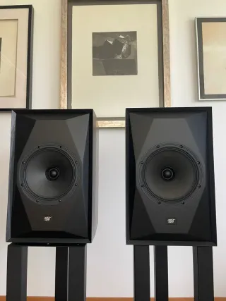 Altavoces MOFI Sourcepoint 8 con pies originales