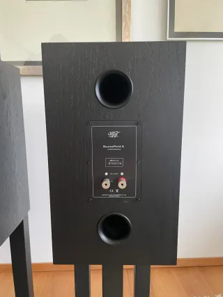 Altavoces MOFI Sourcepoint 8 con pies originales