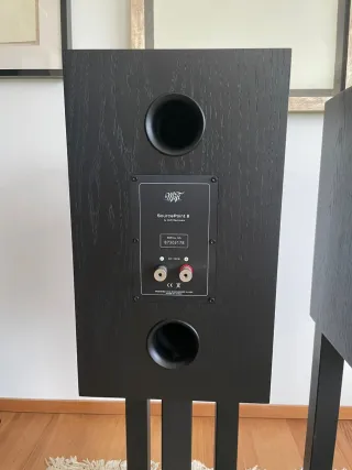 Altavoces MOFI Sourcepoint 8 con pies originales