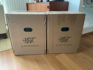 Altavoces MOFI Sourcepoint 8 con pies originales