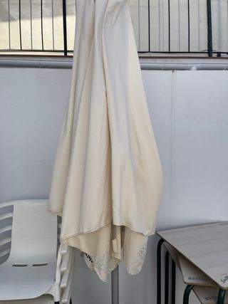 Mesas y sombrilla San Miguel