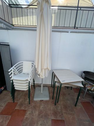 Mesas y sombrilla San Miguel