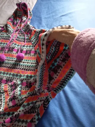 Poncho multicolor con capucha y pompones