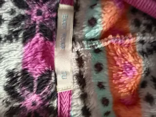 Poncho multicolor con capucha y pompones