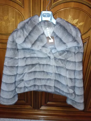 Pelliccia ecologica grigia