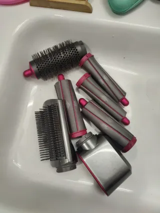 Moldeador Dyson Gris y Rosa