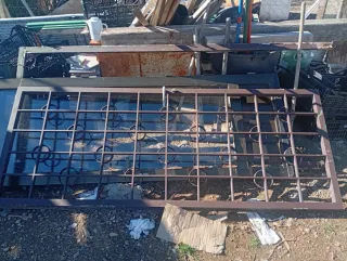 Puerta de reja metálica