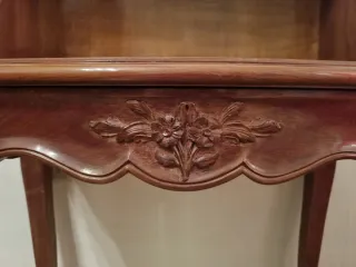 Mesitas antiguas de madera