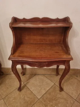 Mesitas antiguas de madera