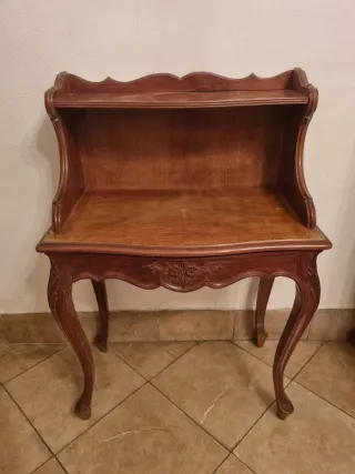 Mesitas antiguas de madera