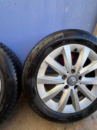 Llanta Mercedes con Neumático All Season