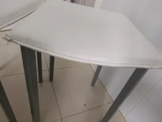 Dos bancos de cocina beige y gris