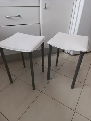 Dos bancos de cocina beige y gris