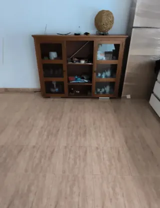 Mueble de madera y cristal