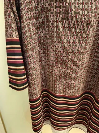 Vestido estampado cuello pico, mangas tres cuarto