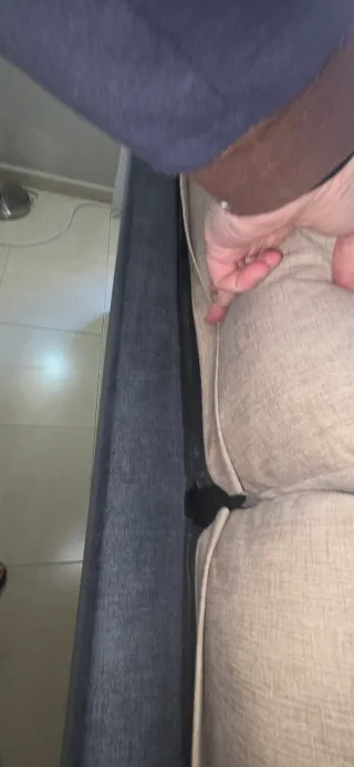 Sofá de tela beige y gris