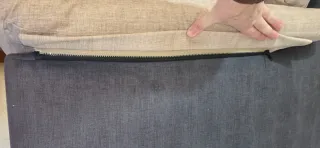 Sofá de tela beige y gris