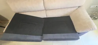 Sofá de tela beige y gris