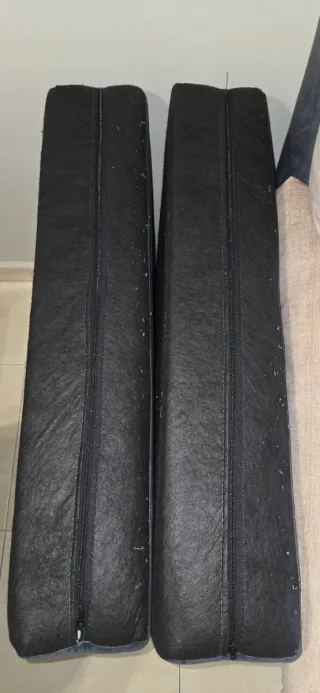 Sofá de tela beige y gris