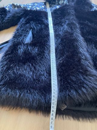 Abrigo Pelo Negro con Adornos