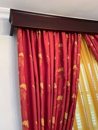 Cortina y visillo rojo y amarillo