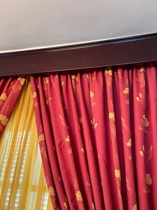 Cortina y visillo rojo y amarillo