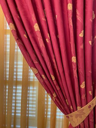 Cortina y visillo rojo y amarillo