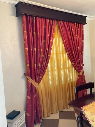 Cortina y visillo rojo y amarillo