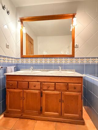 Mueble de baño doble lavabo madera y mármol