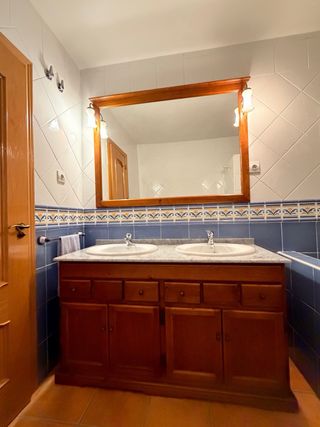 Mueble de baño doble lavabo madera y mármol