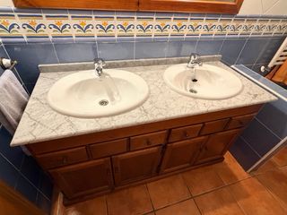 Mueble de baño doble lavabo madera y mármol