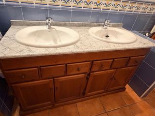 Mueble de baño doble lavabo madera y mármol