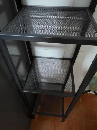 Estantería metálica gris