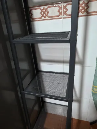 Estantería metálica gris