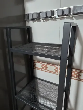 Estantería metálica gris