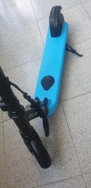 Patinete eléctrico infantil azul GOGO BEST.