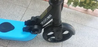 Patinete eléctrico infantil azul GOGO BEST.