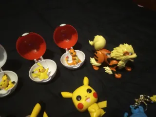 Lote Figuras y Llaveros Pokémon