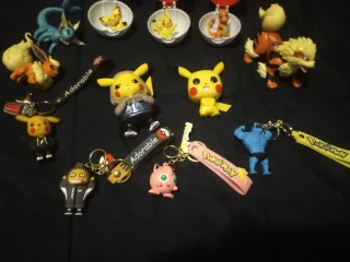 Lote Figuras y Llaveros Pokémon