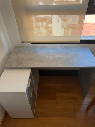 Escritorio gris y blanco