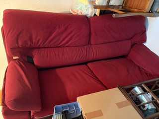 Sofá de tela rojo con funda