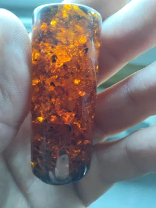 Pieza joyería ámbar antiguo con restos vegetales