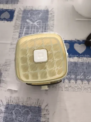 Mini cubitera de hielo blanca sin usar