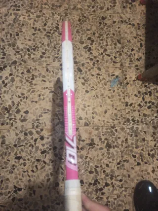 Raqueta de tenis rosa y blanca