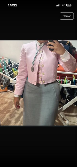 Traje de amazona rosa y gris