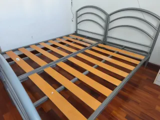 2 Camas Metálicas Plateadas 90x190. 50€ las 2.