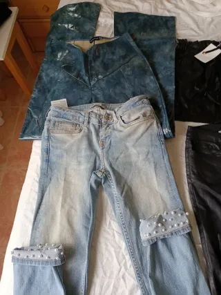 Lote de pantalones vaqueros y efecto piel
