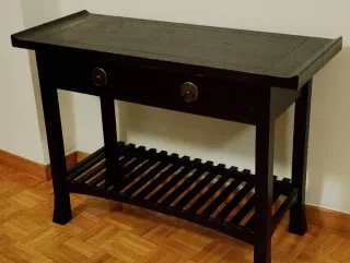 Mueble auxiliar de madera oscuro