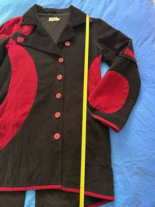 Abrigo estilo inglés negro y rojo